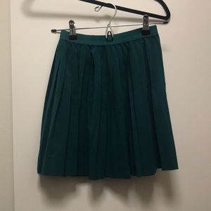 Dark green pleated mini skirt divided
